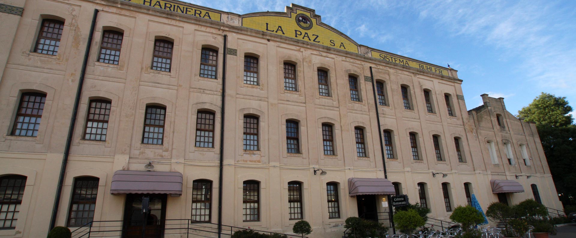 Edificio fábrica de harina convertido en hotel.